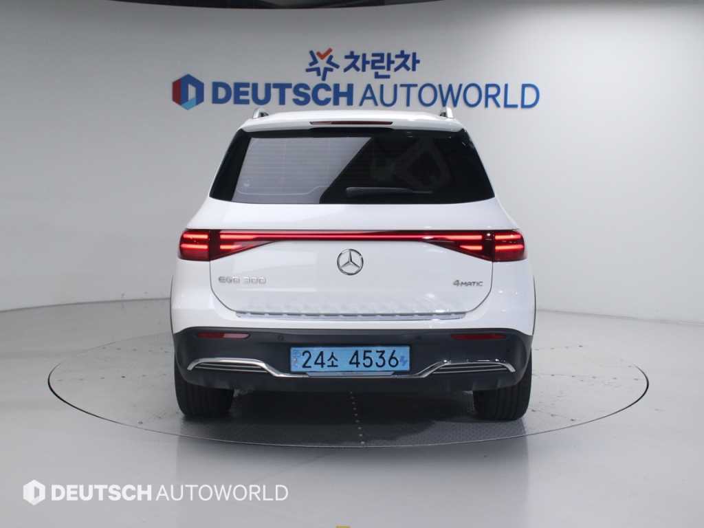 Mercedes-Benz EQB-Class EQB300 4MATIC AMG Line 5