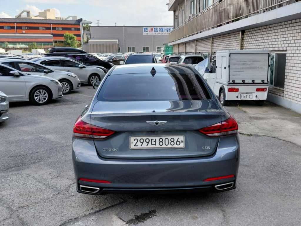 HYUNDAI Genesis - Vista 4