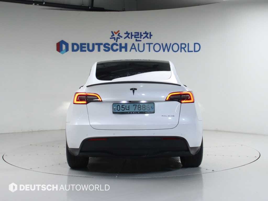 Tesla Model Y Long Range 5