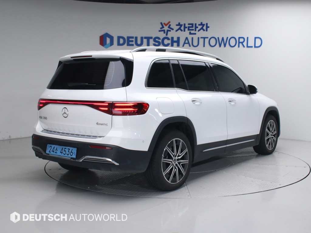 Mercedes-Benz EQB-Class EQB300 4MATIC AMG Line 3