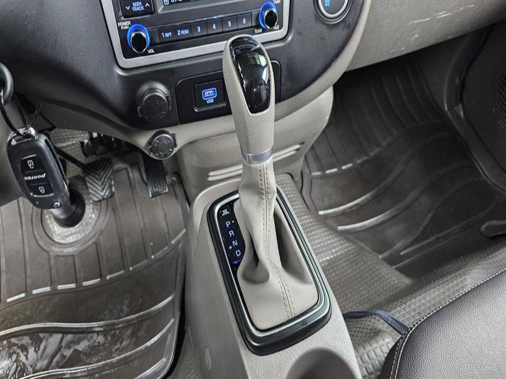 Hyundai Porter Super Cab/ Long Wheelbase/ 2WD Smart 10