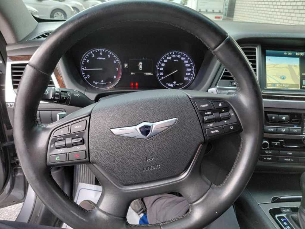 HYUNDAI Genesis - Vista 5