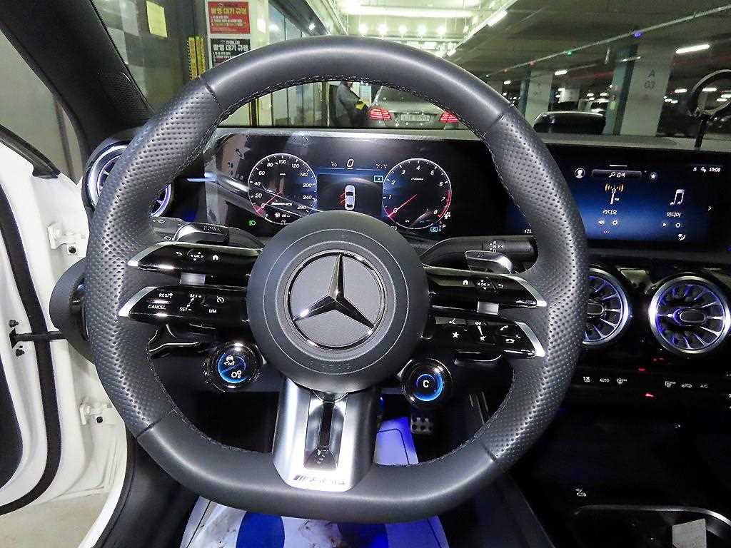 Mercedes-Benz A-Class AMG A35 4MATIC Sedan 9