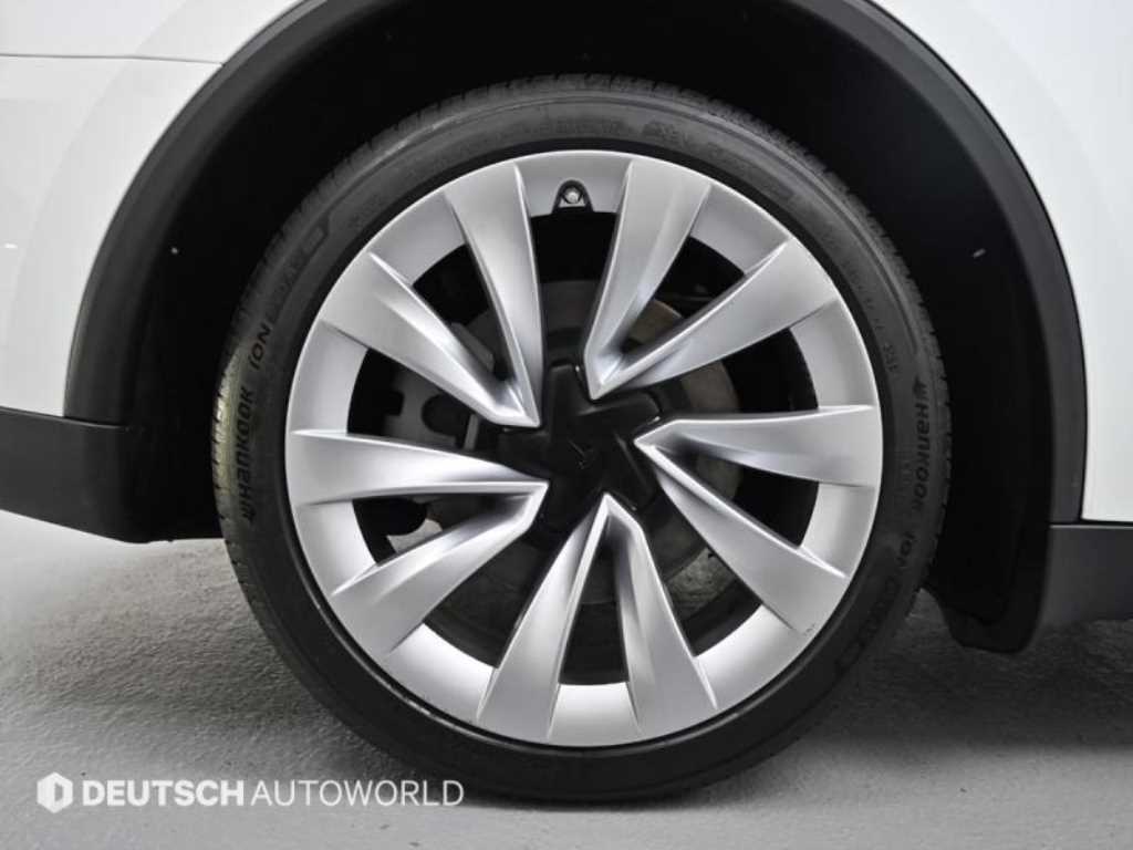 Tesla Model Y Long Range 6