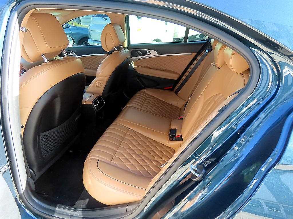 Genesis G70 Gasoline 2.0T 2WD Premium 7
