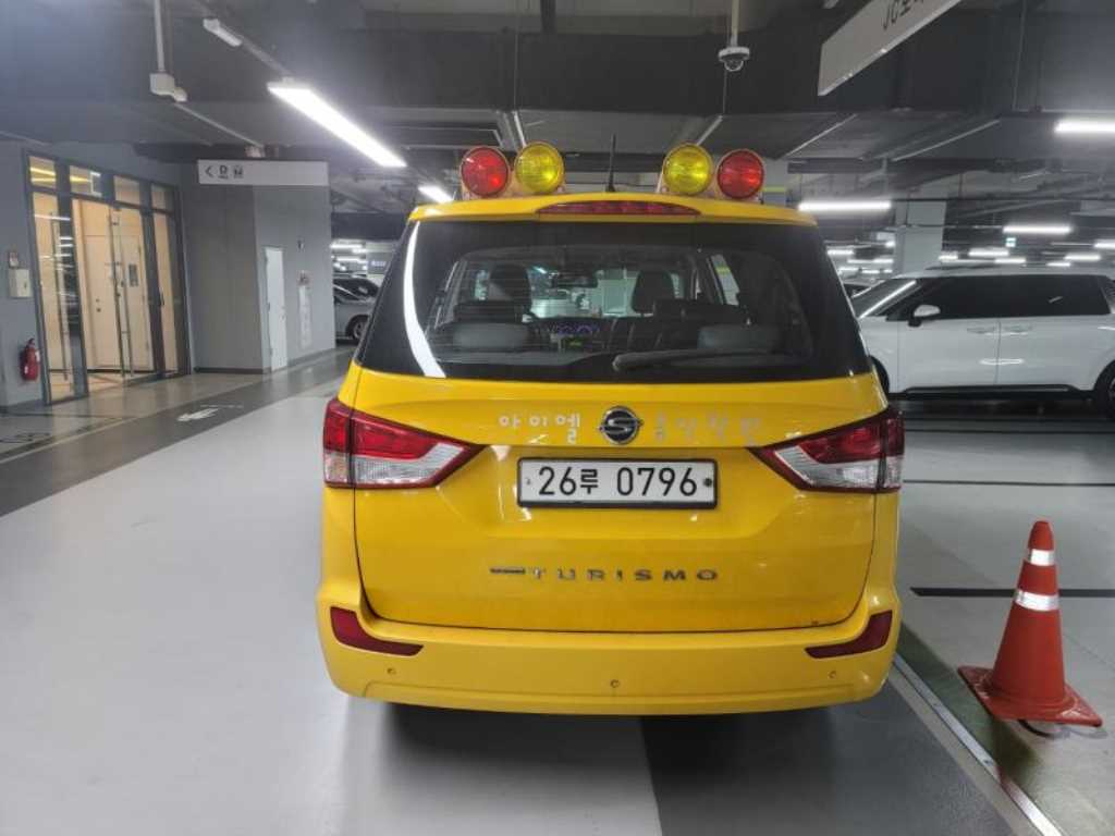 KGM 코란도 4WD GT 9인승 사진 2/10