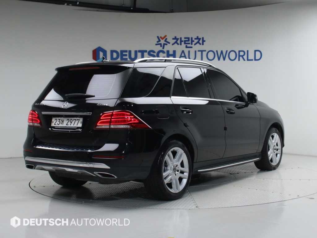 벤츠 GLE 클래스 GLE 350 d 4MATIC 사진 2/20