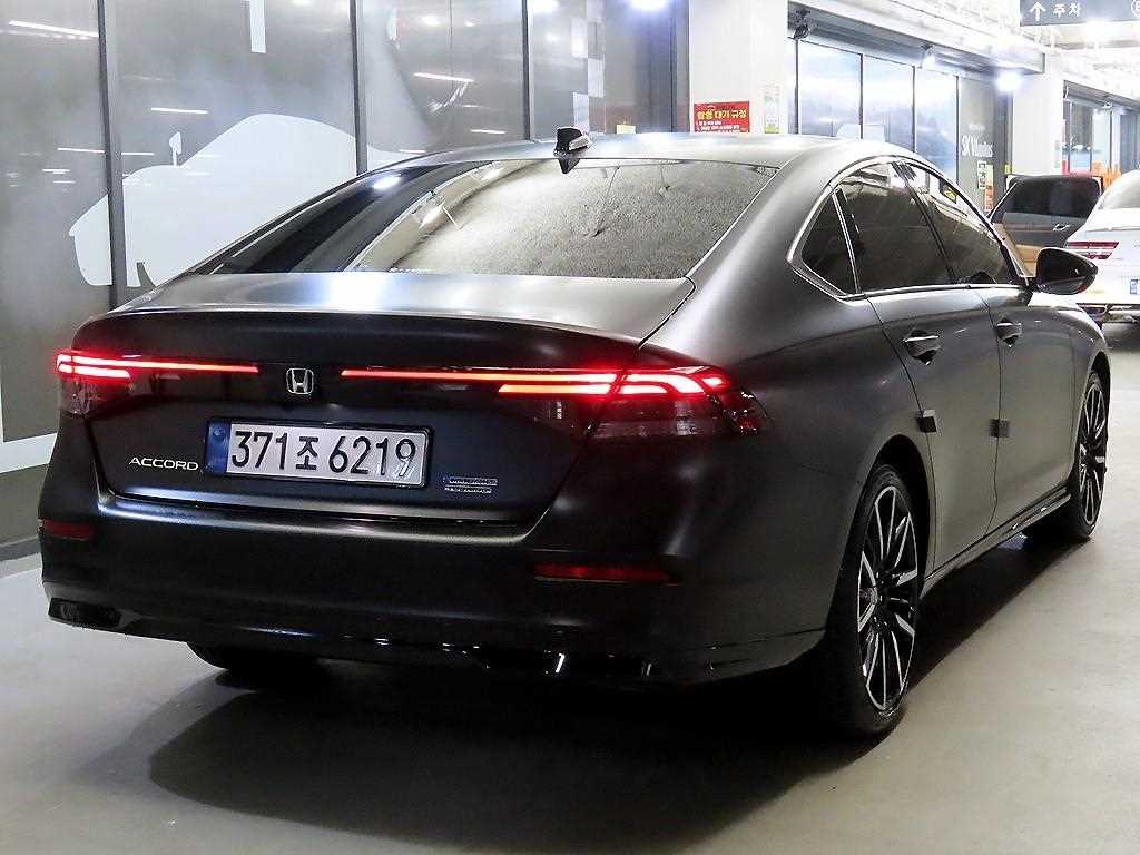 Honda Accord 2.0 Hybrid Touring — фото 4