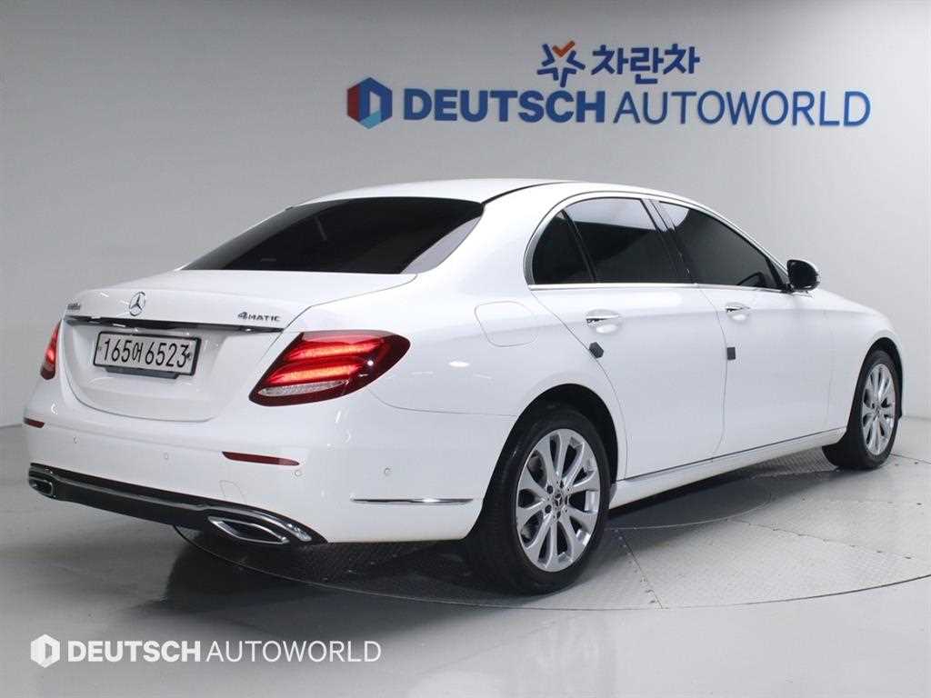벤츠 E 클래스 E220d 4MATIC 익스클루시브 사진 2/20