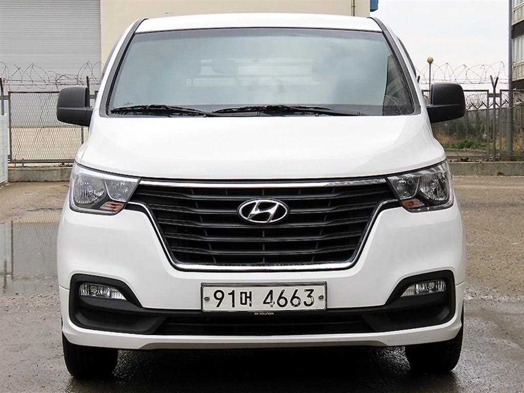 Hyundai Starex 2WD Van Smart