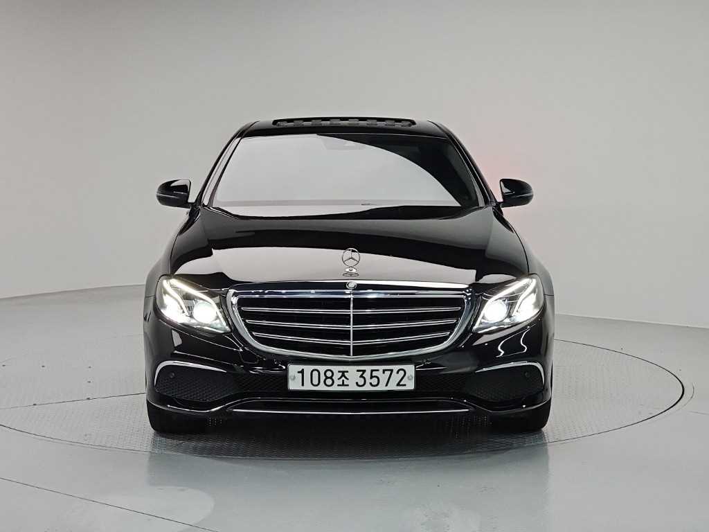 벤츠 E 클래스 E220d 4MATIC 익스클루시브 사진 2/19