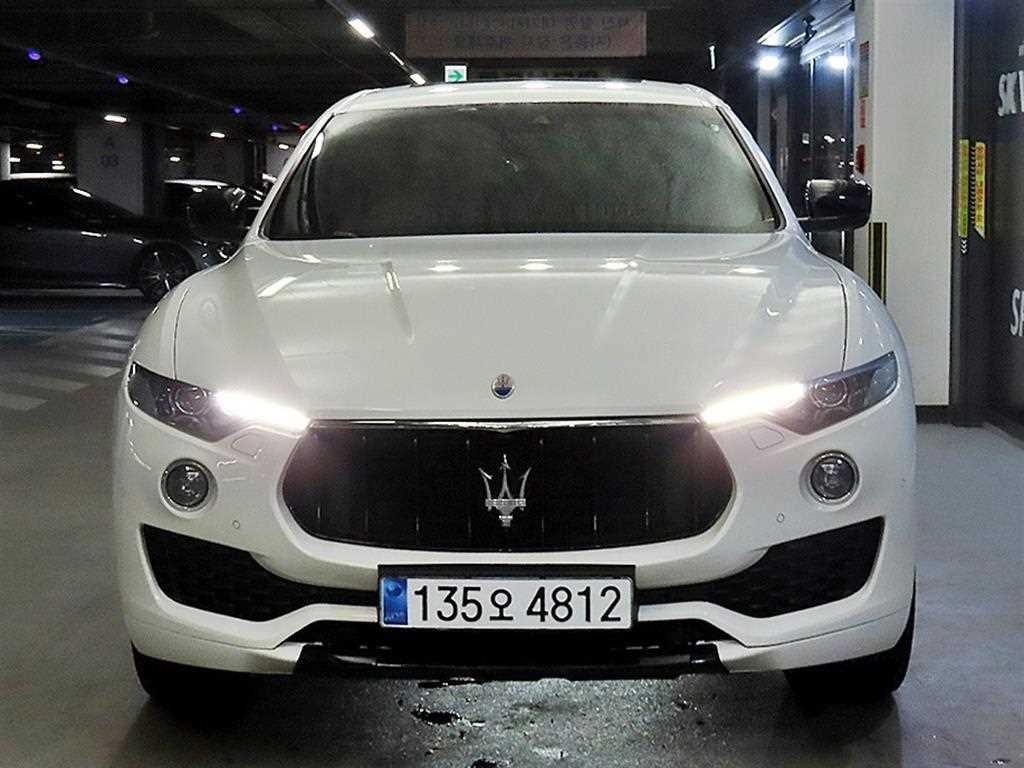 마세라티 르반떼 3.0 AWD 사진 2/20