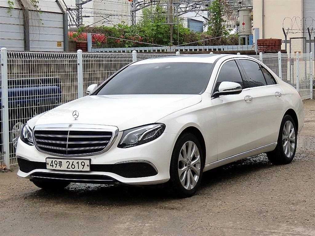 벤츠 E 클래스 E220d 4MATIC 익스클루시브 사진 2/20