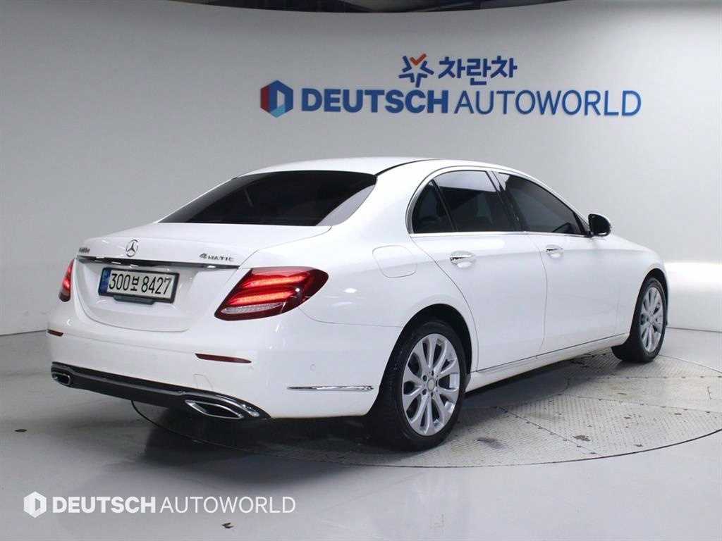 벤츠 E 클래스 E220d 익스클루시브 사진 2/20