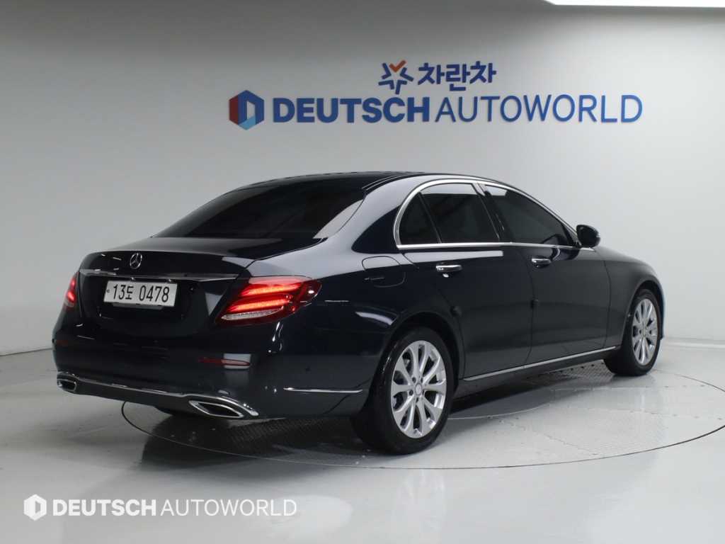 벤츠 E 클래스 E220d 익스클루시브 사진 2/20