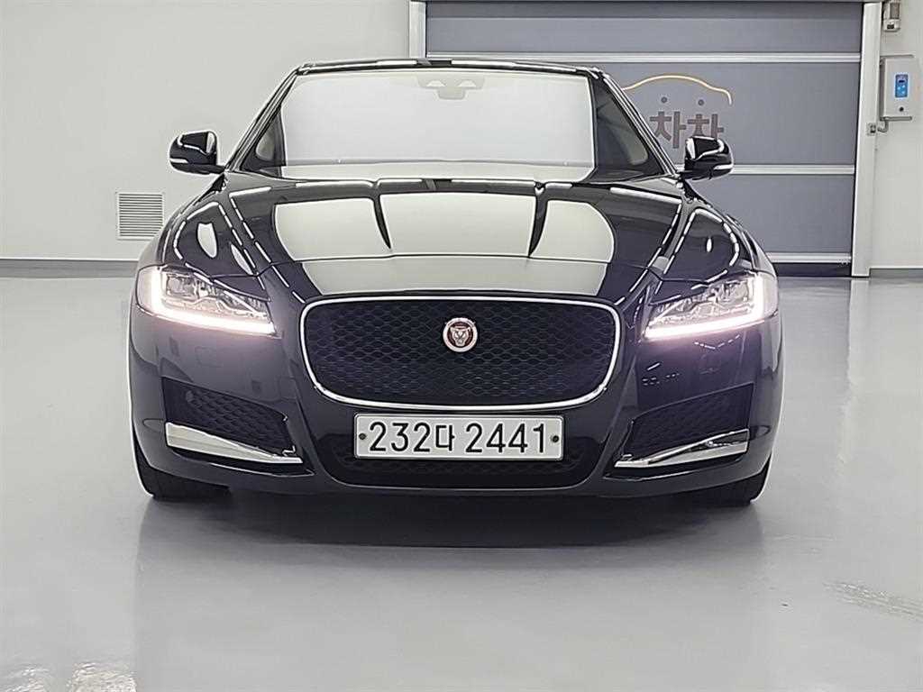 재규어 XF 2.0D 포트폴리오 사진 2/19