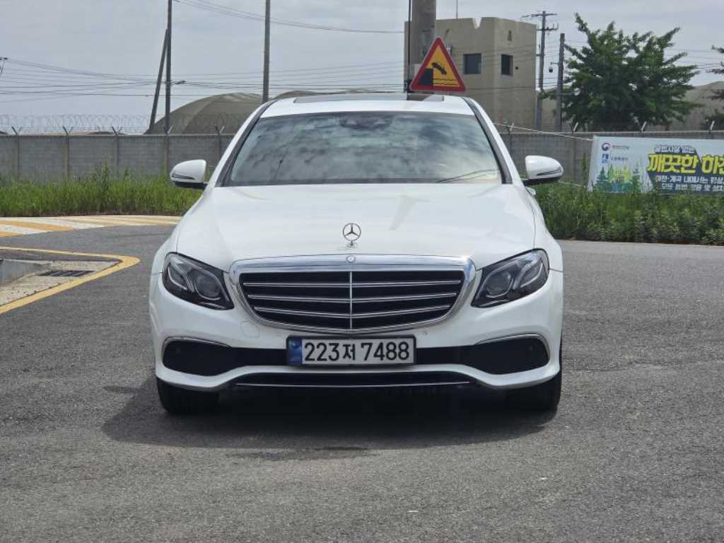 벤츠 E 클래스 E220d 익스클루시브 사진 2/19