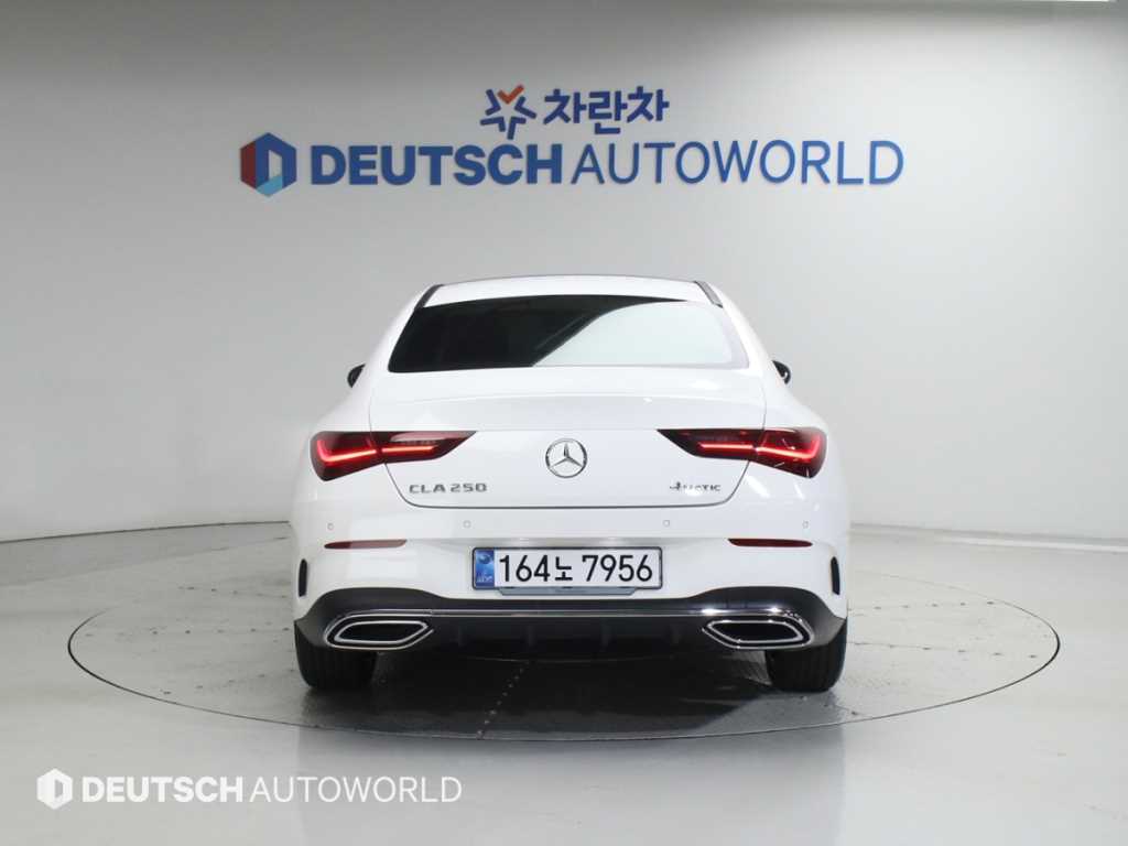 Mercedes-Benz GLA-Class GLA250 4MATIC AMG LINE 5