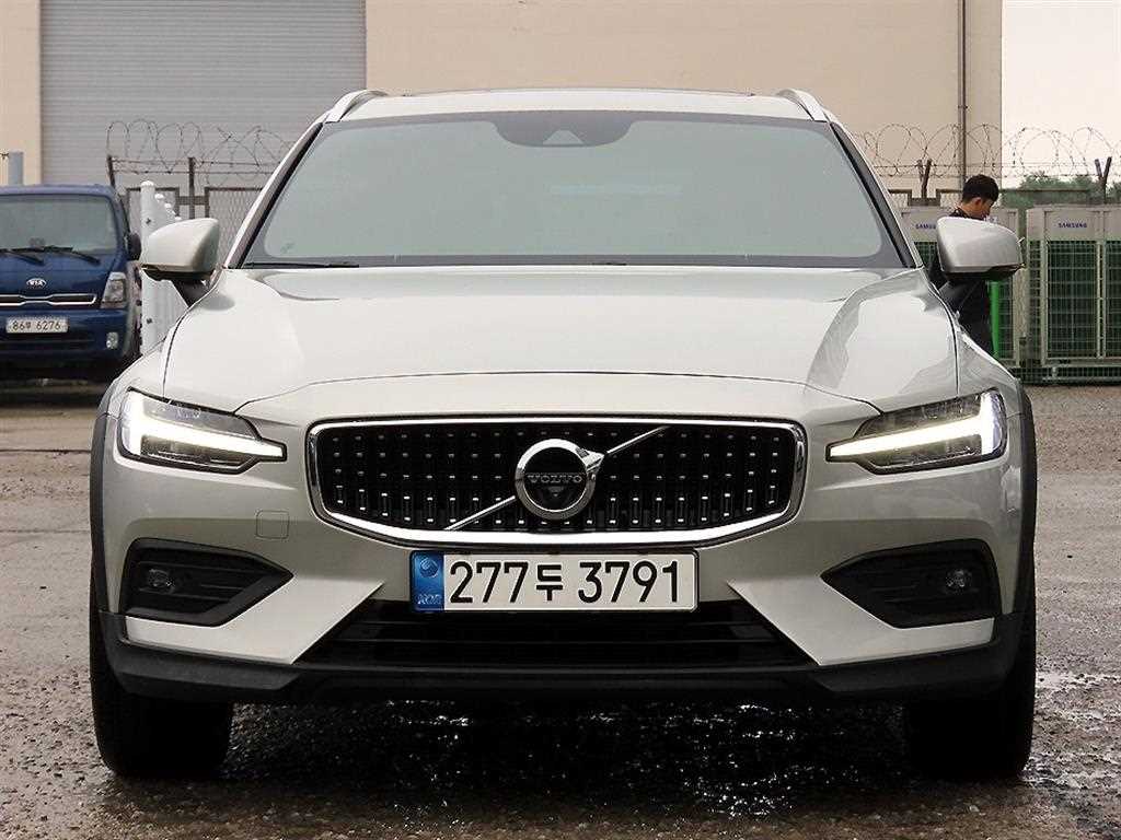 V60 크로스 컨트리 2세대 2.0 B5 프로 AWD 2022년식