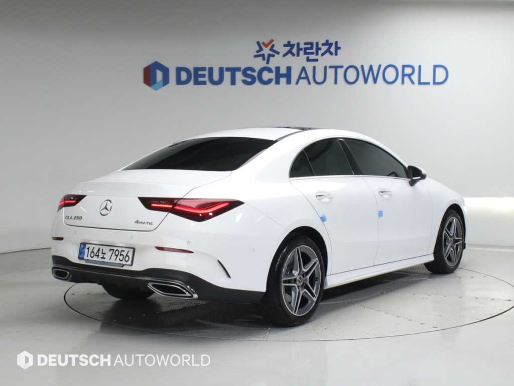 Mercedes-Benz GLA-Class GLA250 4MATIC AMG LINE 3