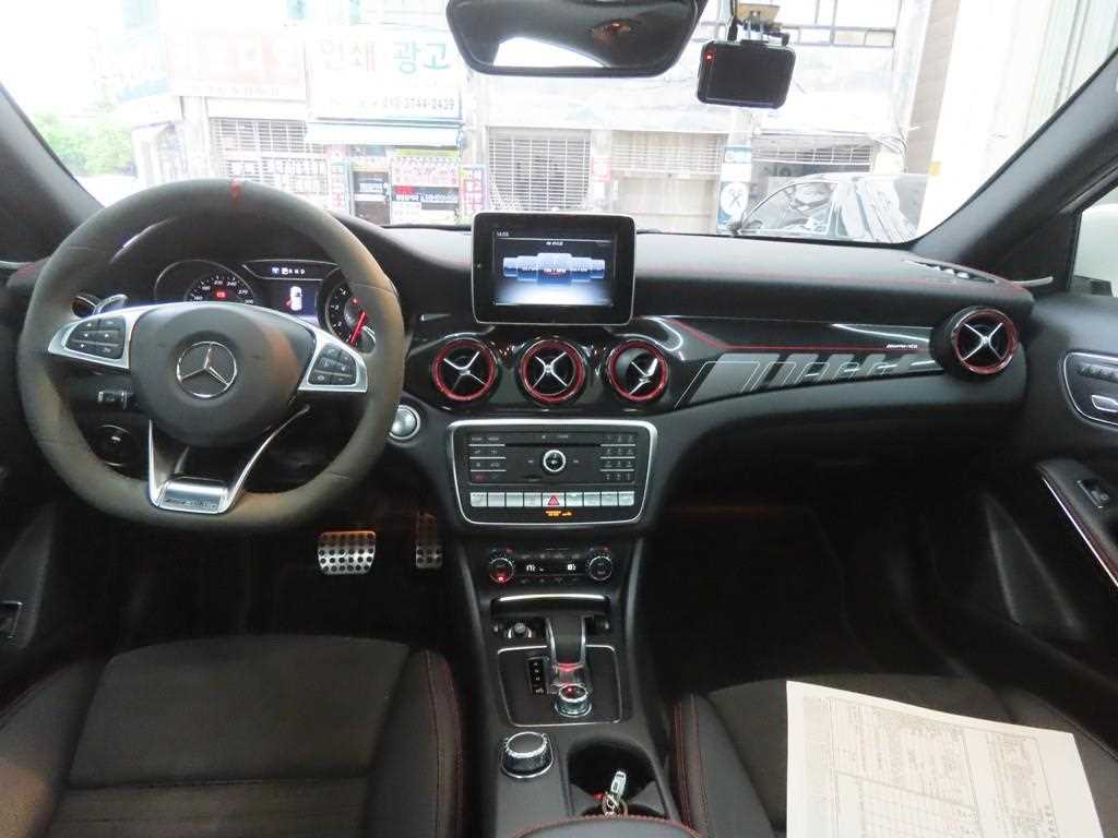 Mercedes-Benz GLA-Class GLA45 AMG 4MATIC 8