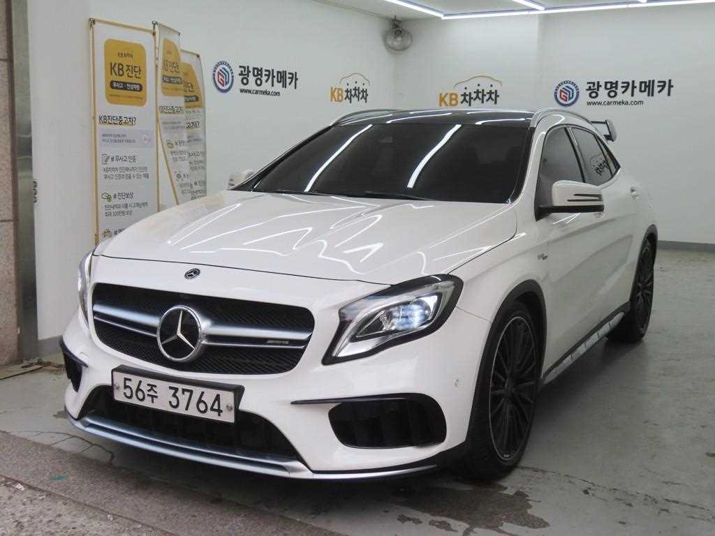 Mercedes-Benz GLA-Class GLA45 AMG 4MATIC 3