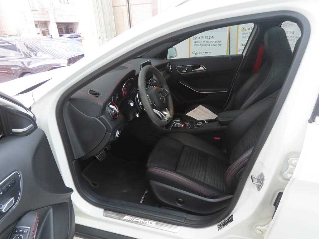 Mercedes-Benz GLA-Class GLA45 AMG 4MATIC 6