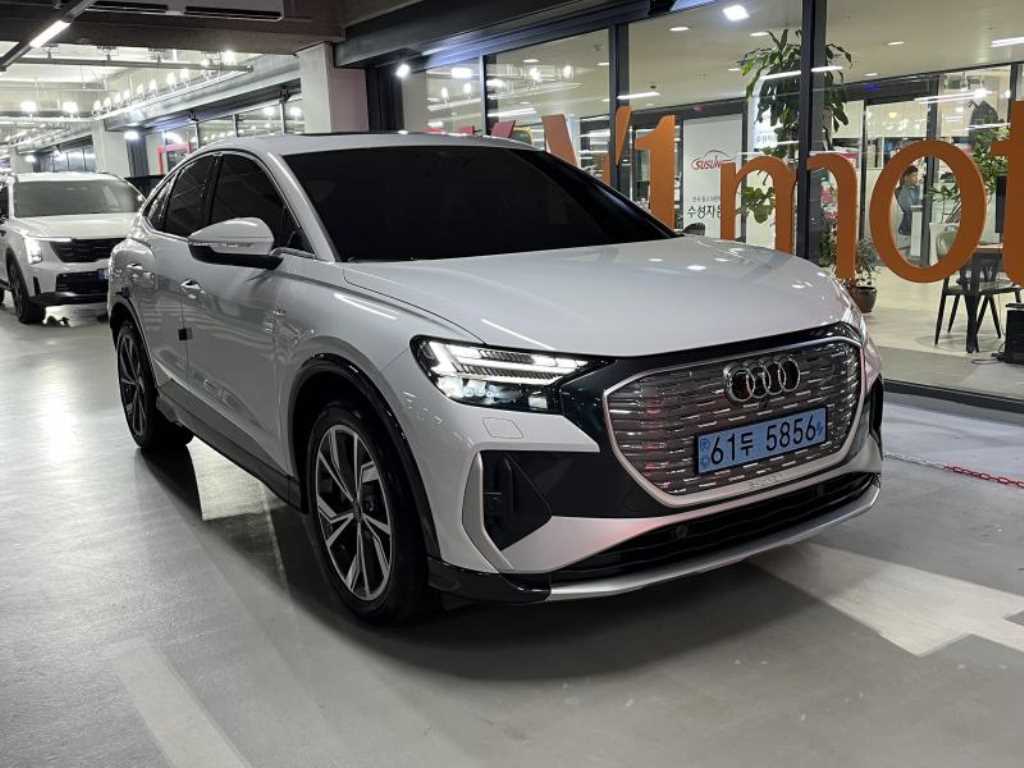 Q4 e-트론 40 스포트백 프리미엄 2022년식