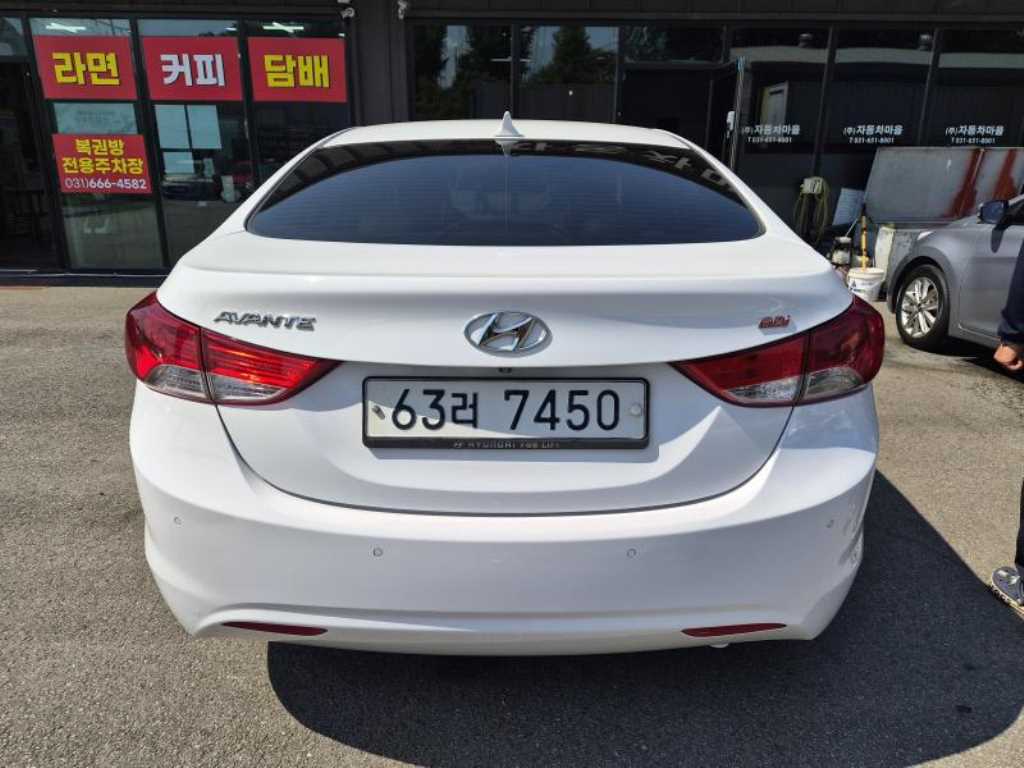 HYUNDAI Avante - Vista 4