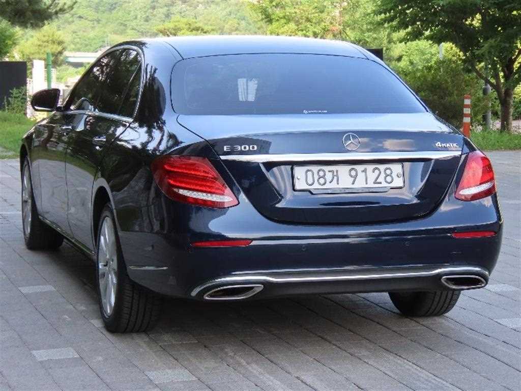 Mercedes Benz E class - Vista 4