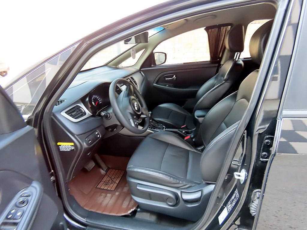 KIA Carens - Vista 5