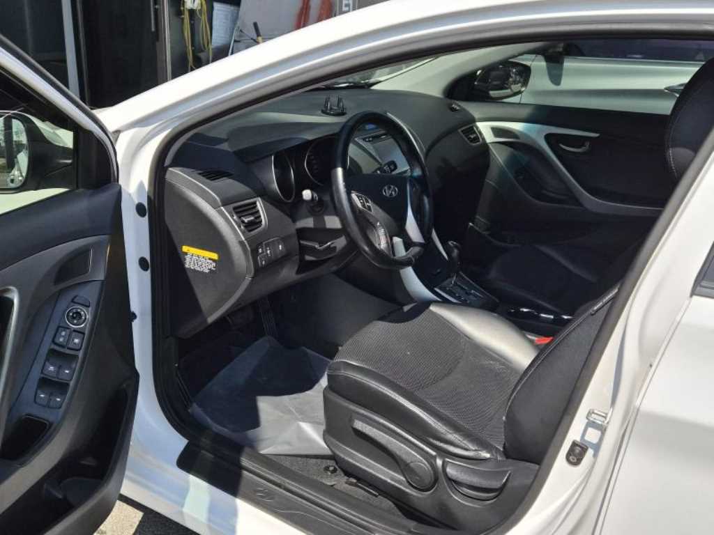 HYUNDAI Avante - Vista 5