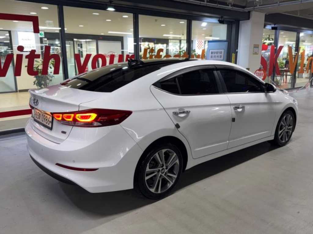 HYUNDAI Avante - Vista 4