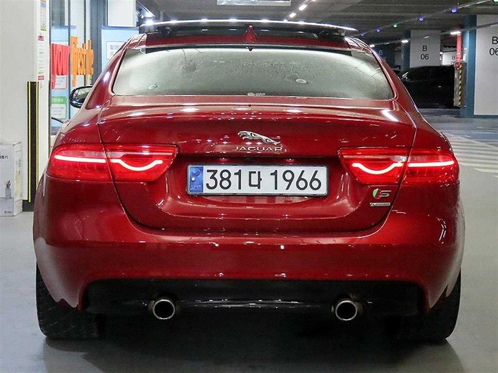 Jaguar XE - Vista 5