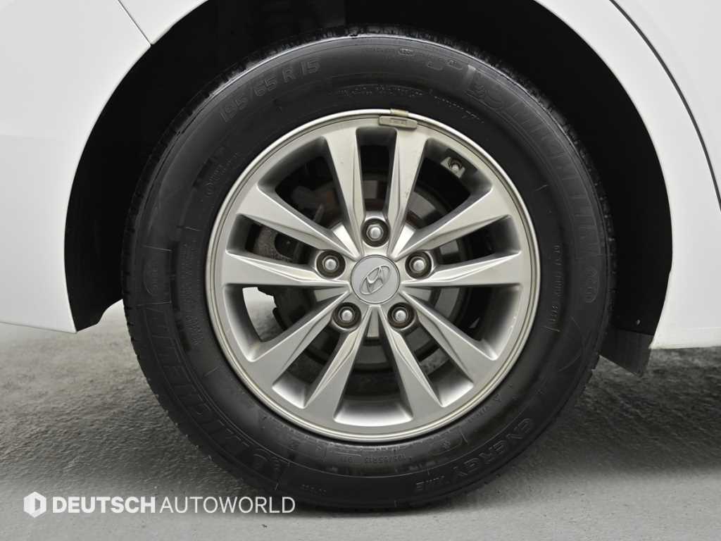 HYUNDAI Avante - Vista 5