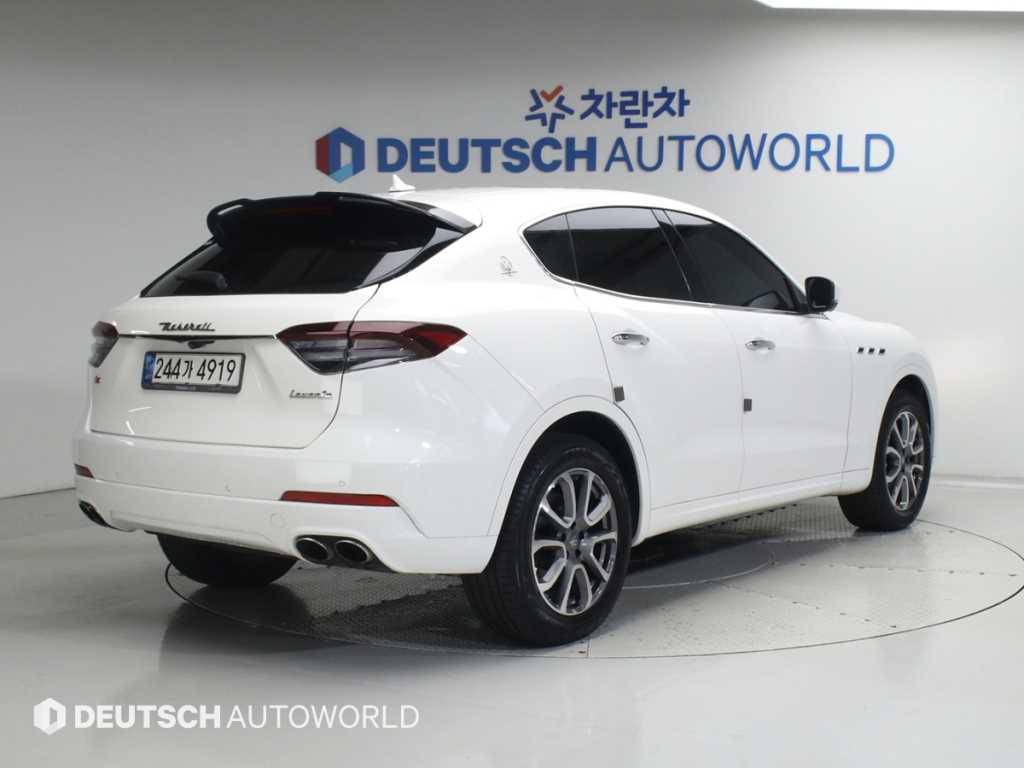 마세라티 르반떼 3.0 AWD 사진 2/20