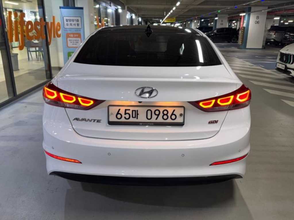 HYUNDAI Avante - Vista 5