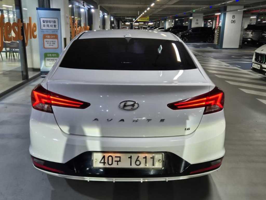 HYUNDAI Avante - Vista 5