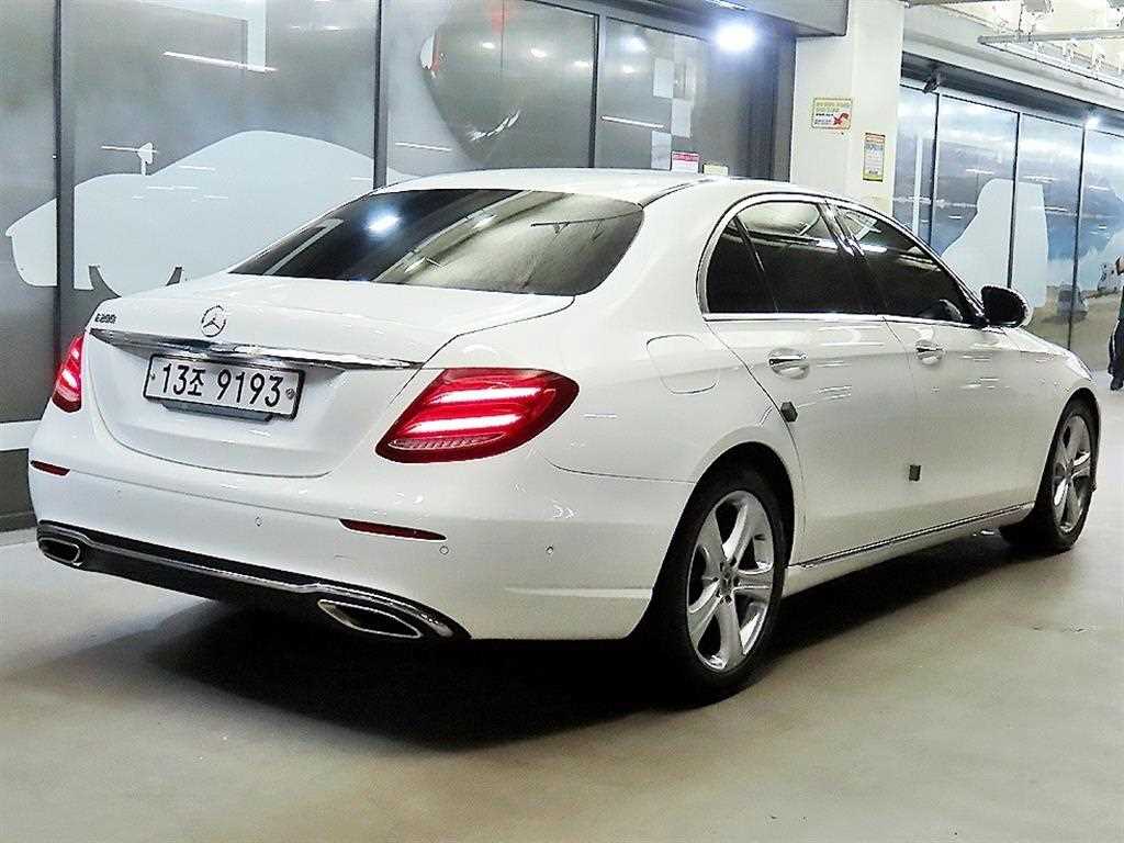Mercedes Benz E class - Vista 4