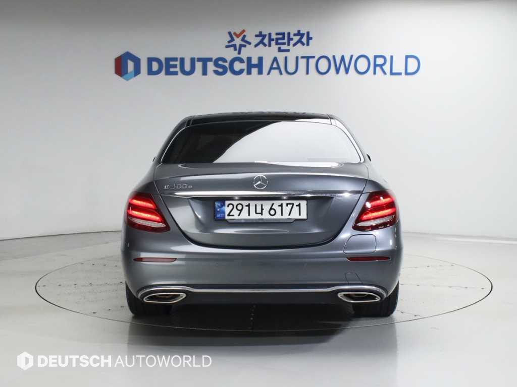 Mercedes Benz E class - Vista 4