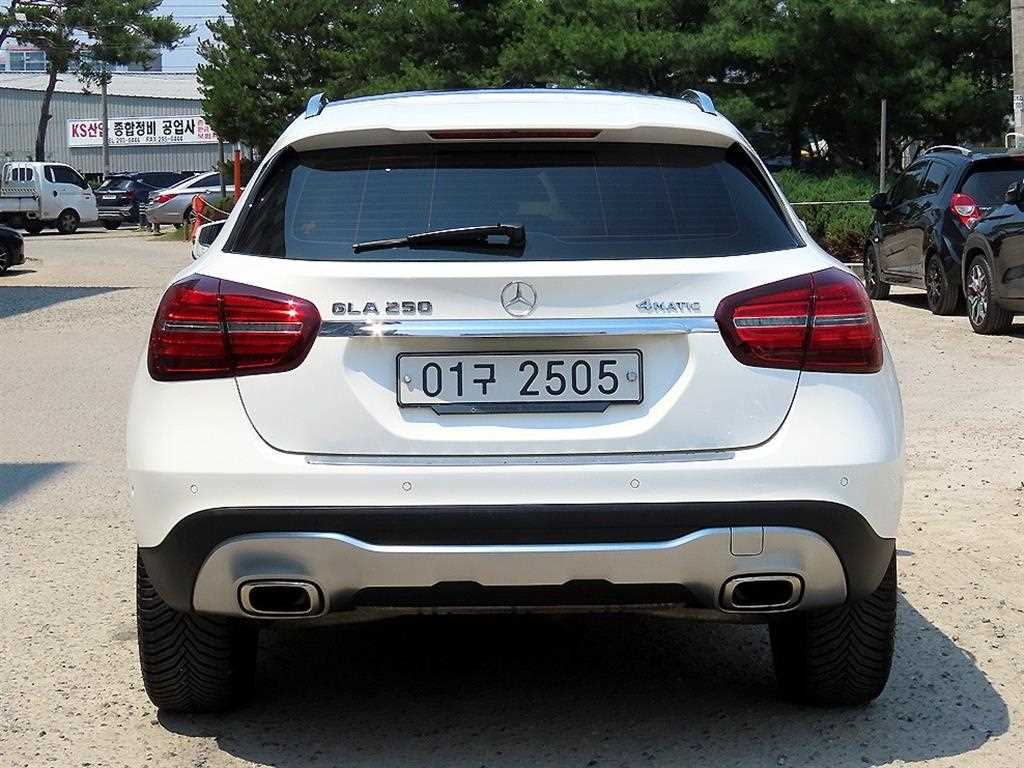 Mercedes Benz GLA Class - Vista 4