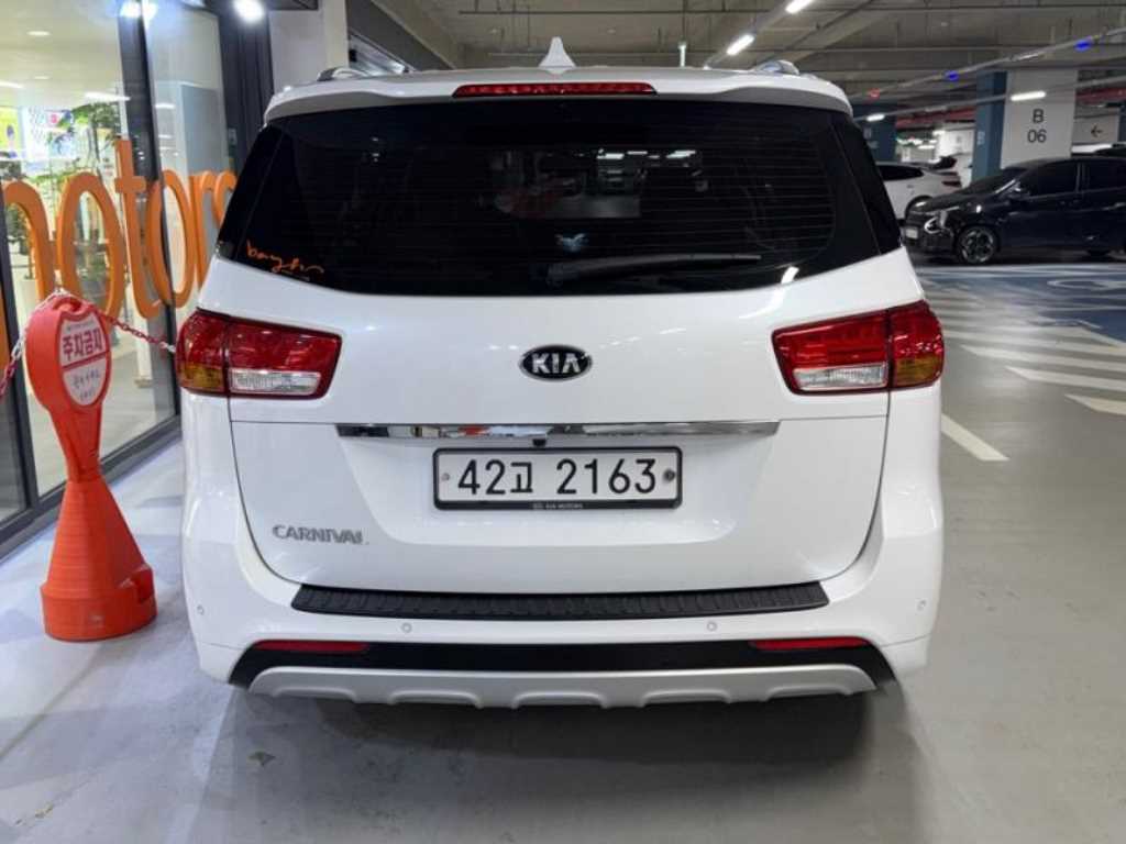 KIA Carnival - Vista 5