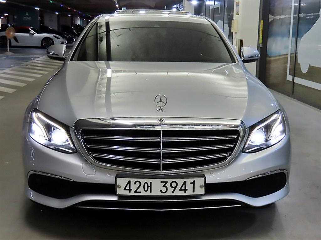 벤츠 E 클래스 E220d 4MATIC 익스클루시브 사진 2/20