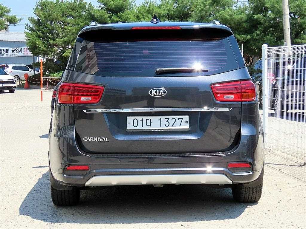 KIA Carnival - Vista 4