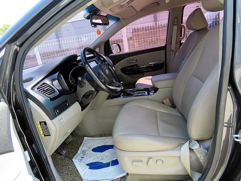 KIA Carnival - Vista 5