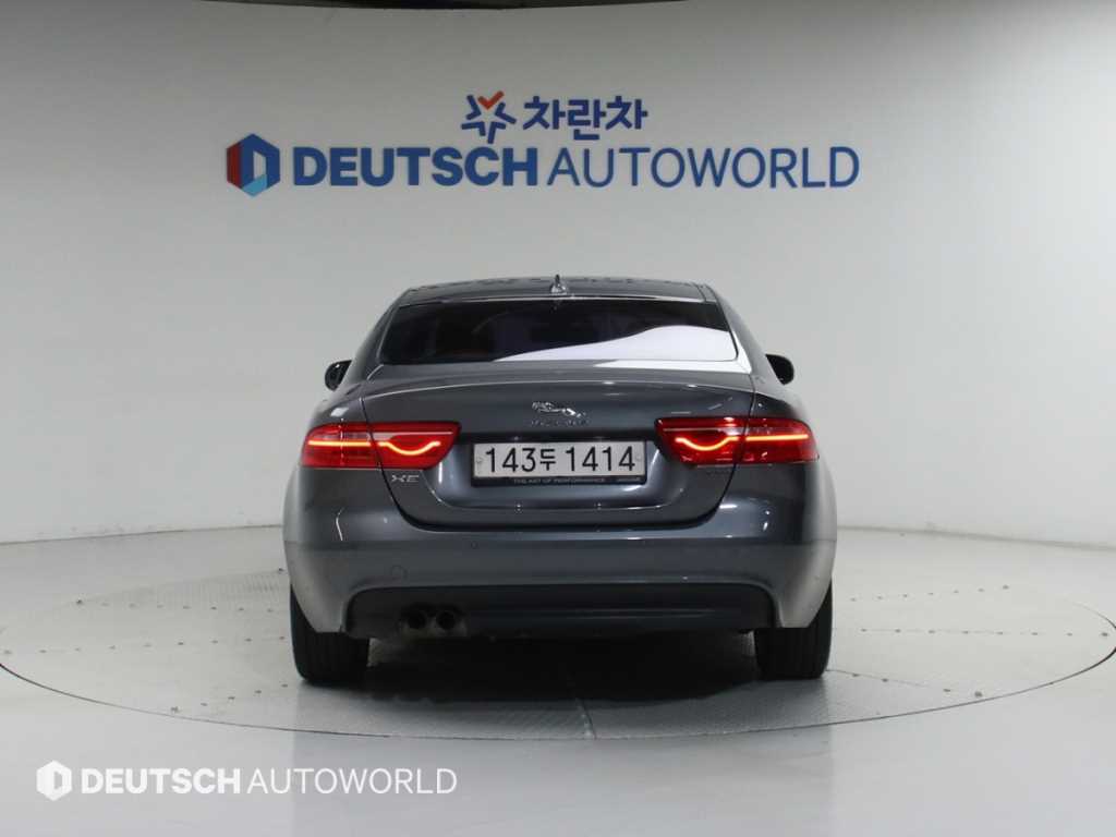 Jaguar XE - Vista 4