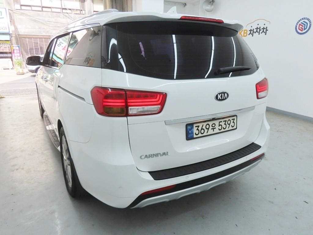KIA Carnival - Vista 4