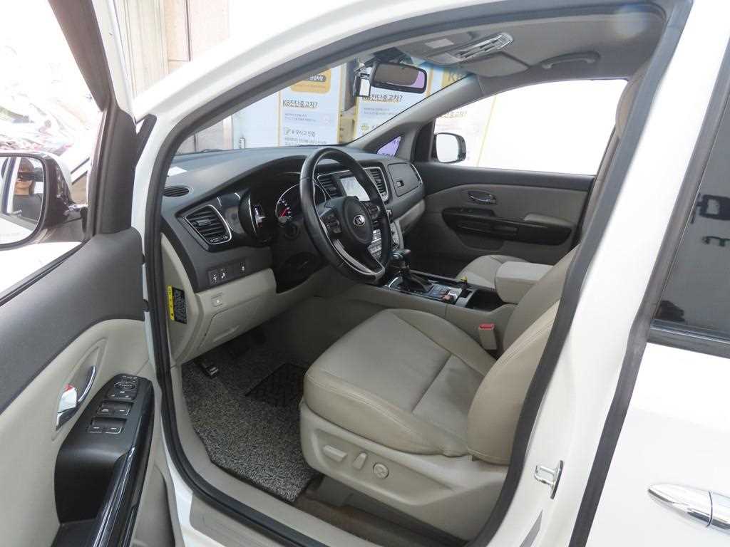 KIA Carnival - Vista 5