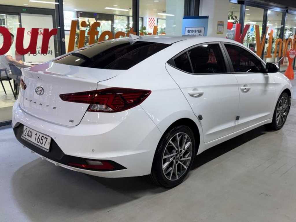 HYUNDAI Avante - Vista 4