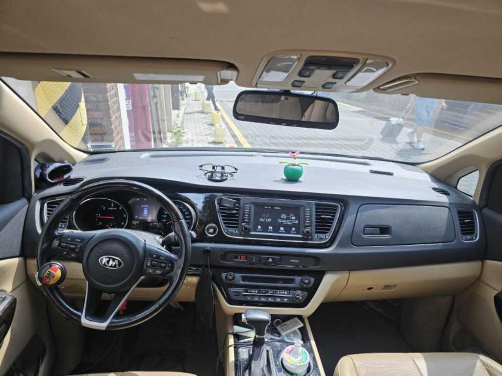 KIA Carnival - Vista 5